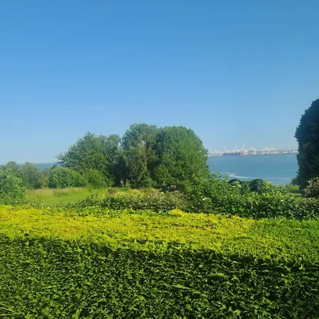 Grande Maison Vue Près Et Nautisme *